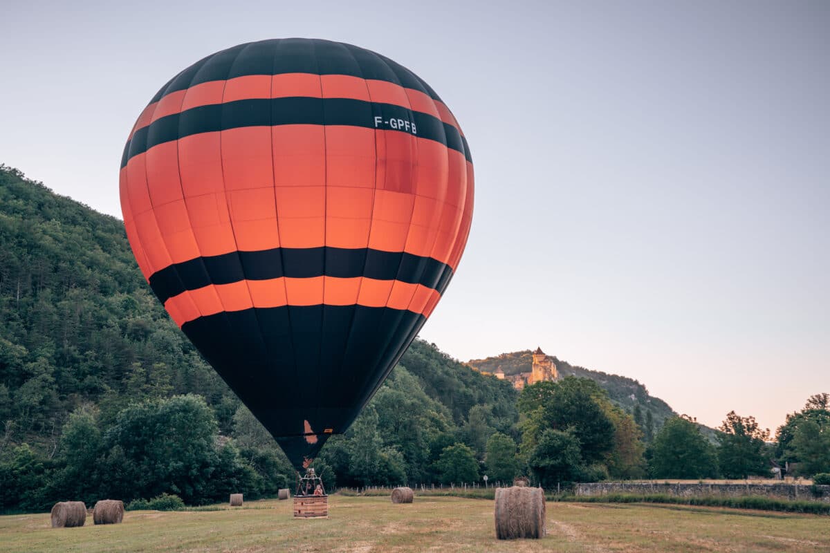 vol en ballon atterrissage au pied du chateau de castelnaud @lesdroners