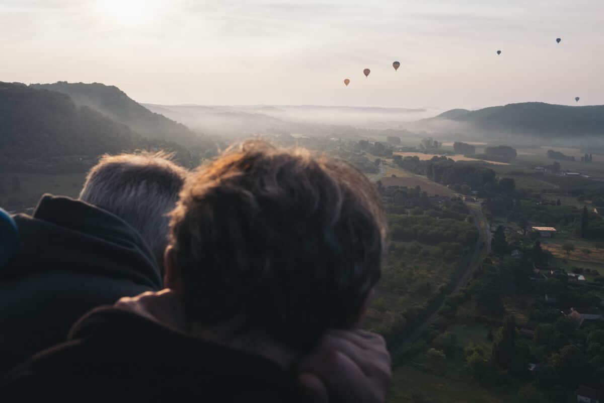 passagers admirant le paysage à bord de la nacelle Vol en Ballon